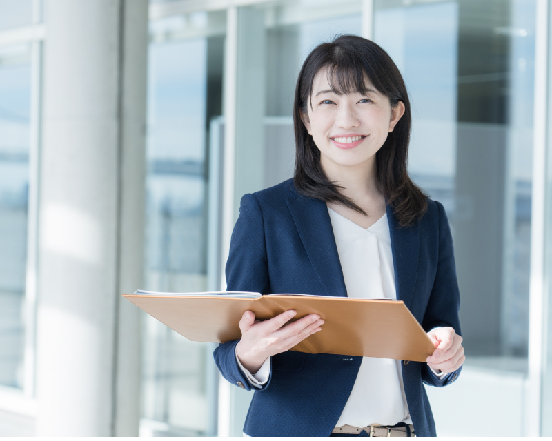 女性が微笑んでいる写真