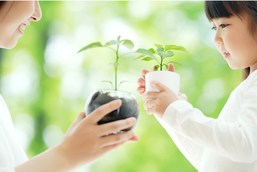 植物を育てる親子のイメージ